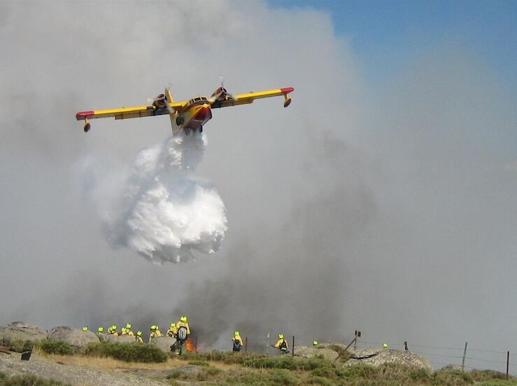 Extremadura enva dos aviones anfibios para ayudar extincin de un incendio en Alandroal 