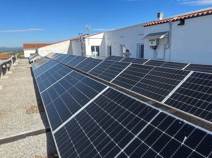 Iberdrola crea en Navalvillar de Pela comunidad solar que beneficia a unas 200 familias