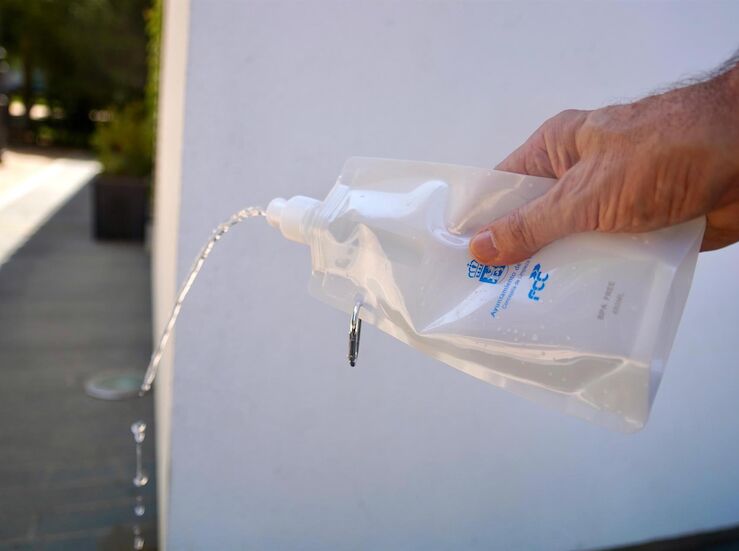 Ayuntamiento Badajoz reparte 5000 botellas entre dueos de perros para limpiar sus orines