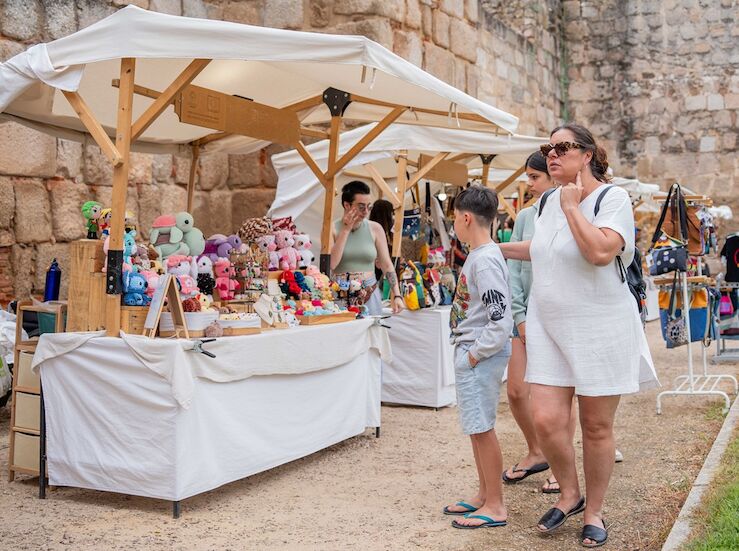 Doce artesanas exponen sus creaciones en la plaza de las Mridas del Mundo 