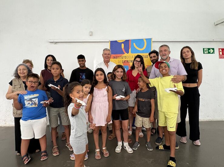 Nios saharauis de Vacaciones en Paz acuden a actividad de ocio creativo en Villanueva