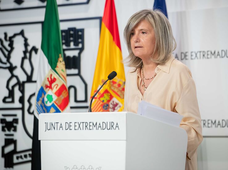 Junta cree que Gallardo no puede estar en misa y repicando en financiacin autonmica