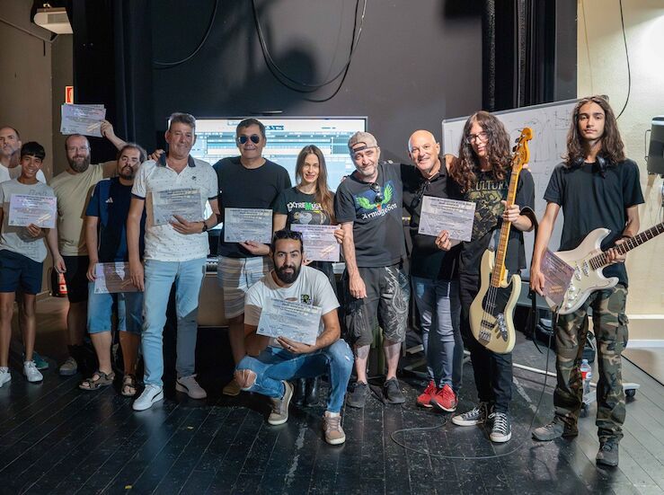 Entrega diplomas a participantes en campamentos musicales impartidos por Chino en Mrida