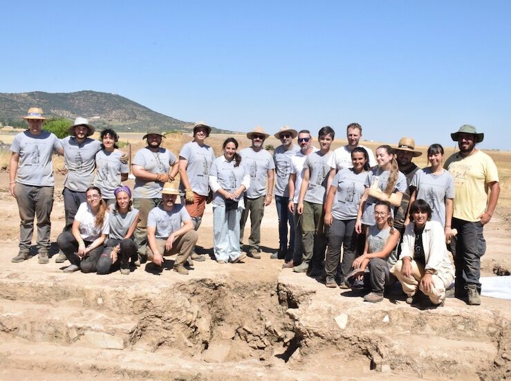 Jvenes arquelogos excavan zona del mercado y termas en yacimiento romano de Regina