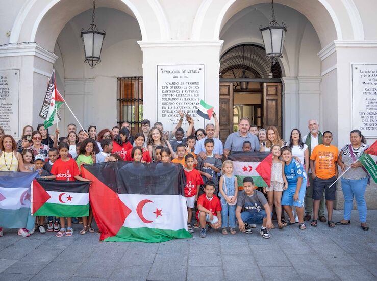 Nios y nias saharauis del programa Vacaciones en Paz visitan el Ayuntamiento de Mrida