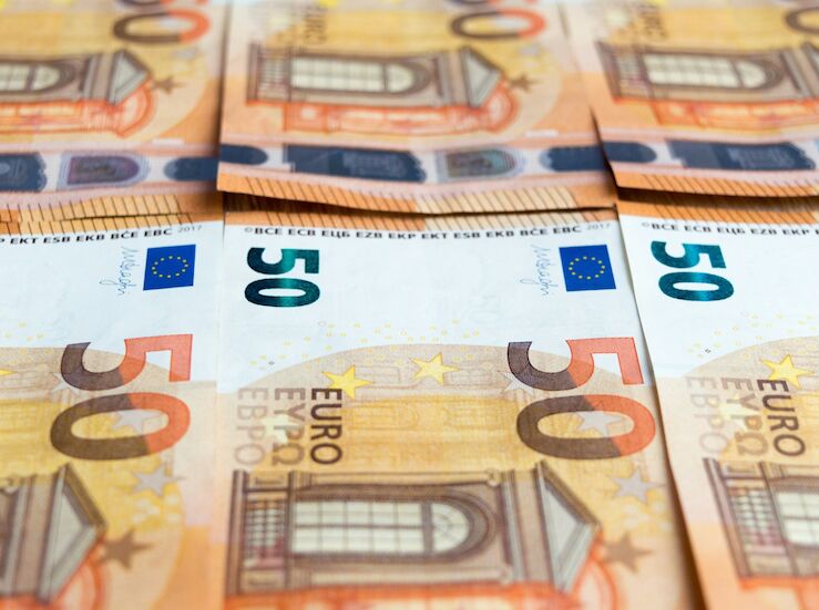 La apreciacin del euro frente al dlar efectos mixtos en el turismo espaol