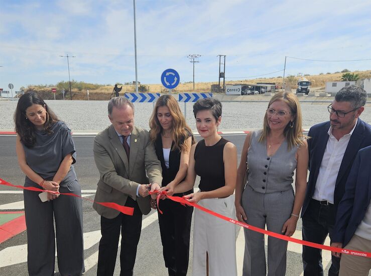 Del Puerto subraya el valor de la nueva glorieta de Las Arenas en Villanueva de la Serena