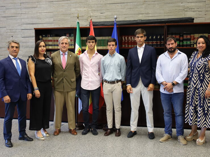 Ignacio Higuero recibe a los tres finalistas del Circuito de Novilladas de Extremadura
