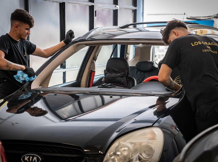 Rodrguez Osuna visita las instalaciones renovadas del taller Cristalbox