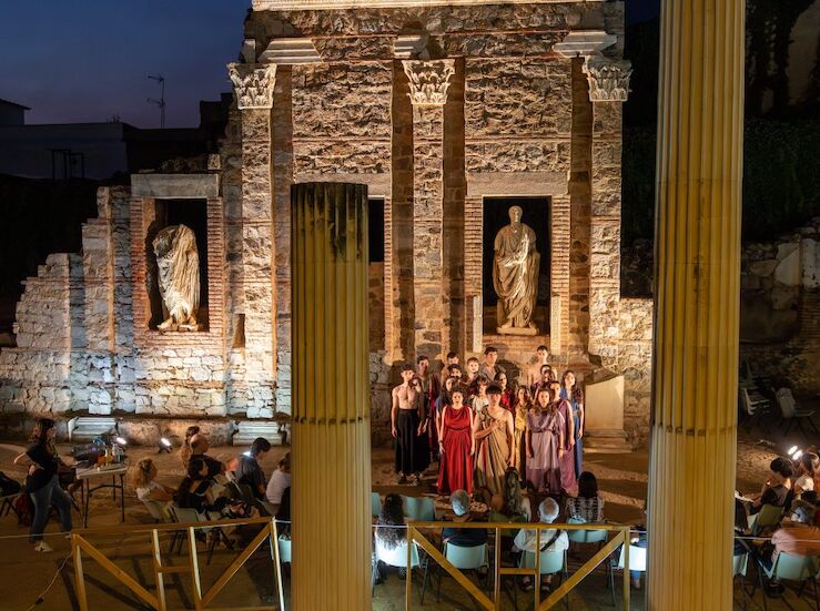 Participantes Campo Voluntariado del Festival de Mrida actan en el Prtico del Foro