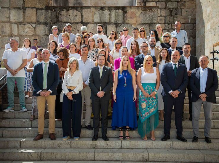 Minuto de silencio en condena del asesinato machista de la mujer de Don Benito