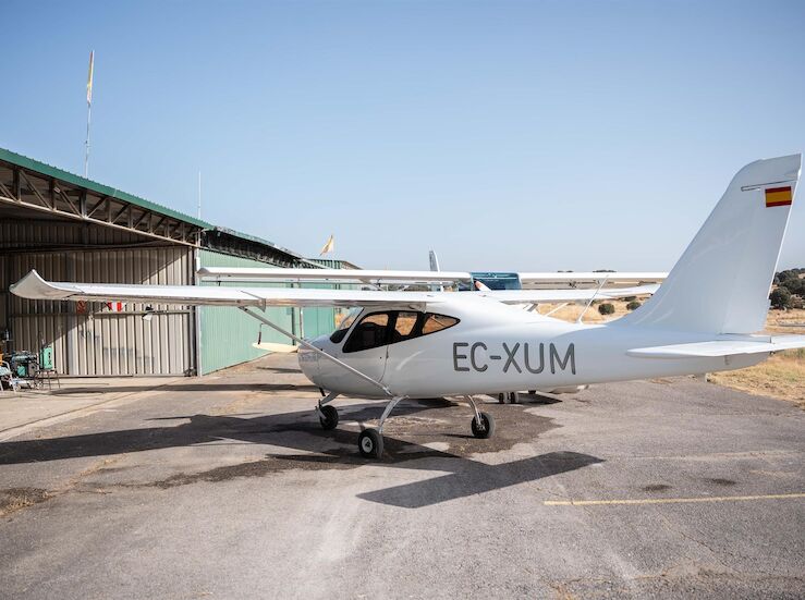 Ms de 35 participantes de la Vuelta Ibrica de Aeronaves Ligeras en aerdromo de Mrida