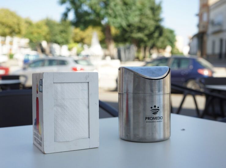 Promedio y Ayuntamiento de Zafra reparten papeleras de mesa a bares para mejorar limpieza