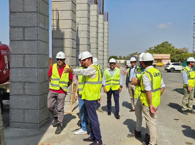 Pasarela peatonal con carril bici sobre vas tren en Mrida estar lista a finales de ao