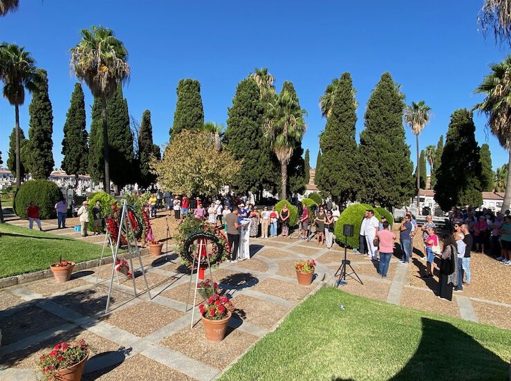 PSOE homenajea en el Cementerio Viejo de Badajoz a las vctimas del franquismo