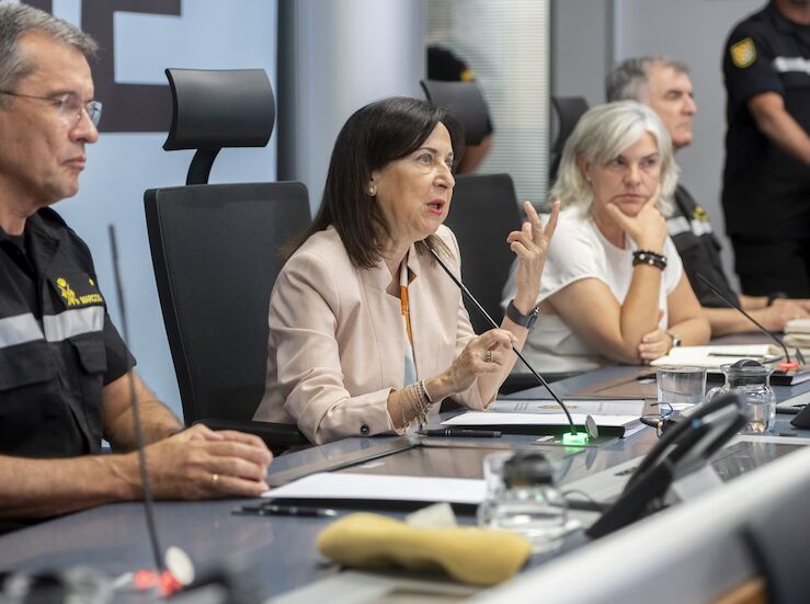 Robles sostiene que solo la UME puede atacar el fuego