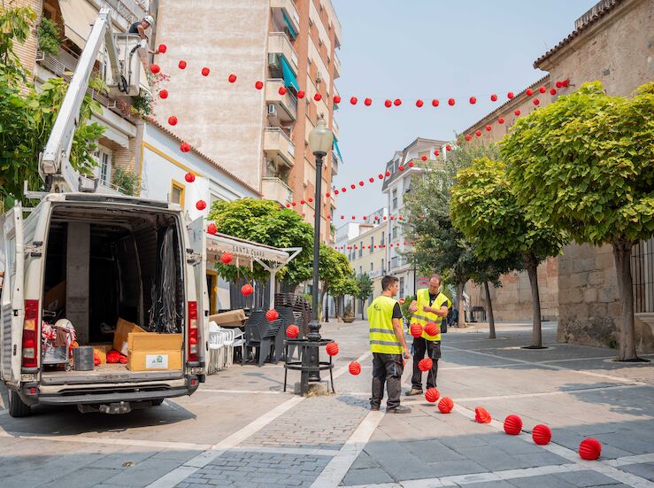 Comienza la instalacin de casi 9000 farolillos con motivo de la Feria de Mrida