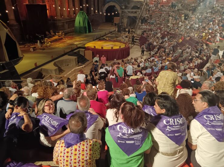 Participantes del Programa CRISOL Mrida acuden a representacin de la obra Los Hermanos