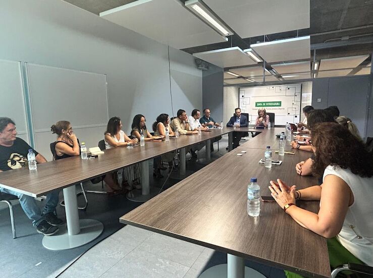 Ejecutivo regional  y sector turstico colaboran en estrategia recuperacin tras incendios