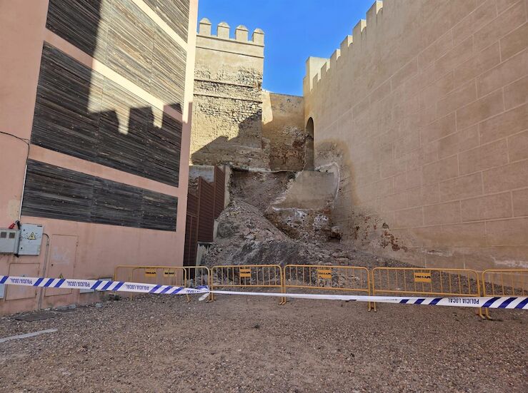 Un tramo de la Alcazaba de Badajoz sufre un pequeo derrumbe 