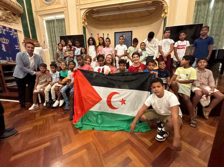 Raquel del Puerto recibe a los nios saharauis del programa Vacaciones en Paz