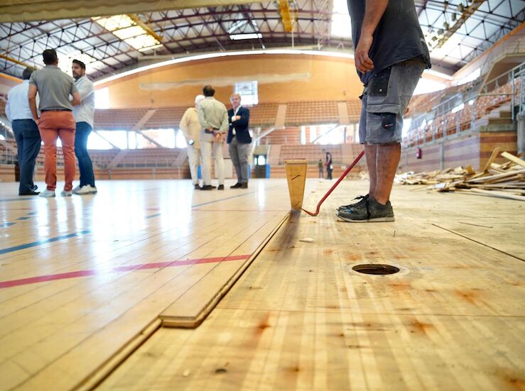 Arrancan obras de sustitucin de la pista central del pabelln de La Granadilla de Badajoz