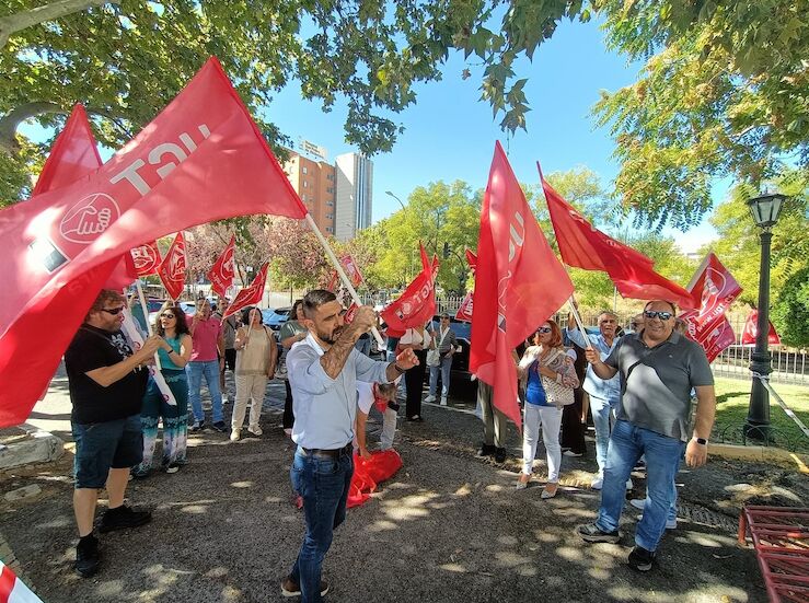 UGT reclama mejores condiciones laborales para el personal de la UEx 