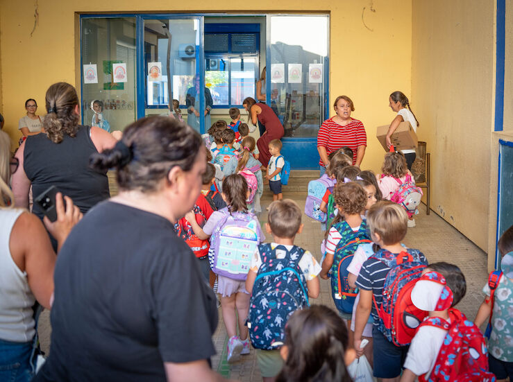 Cientos de alumnos extremeos inician curso sin transporte escolar para llegar a centros
