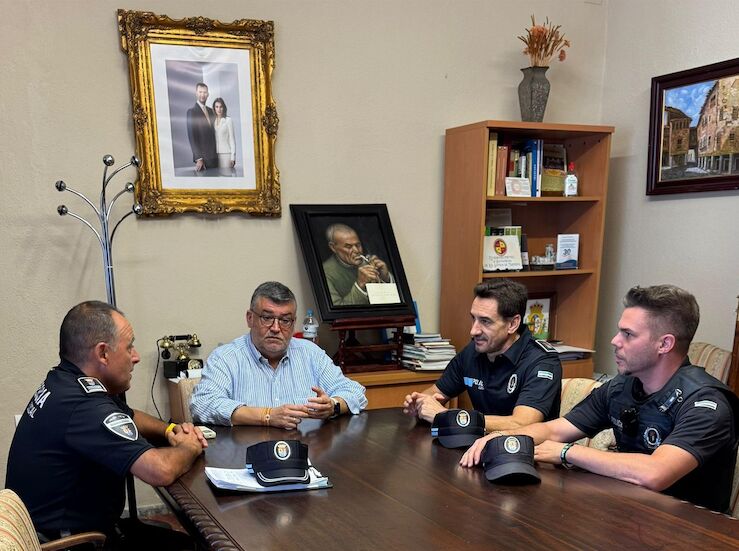 Dos policas locales reaniman a un vecino de Los Santos tras sufrir un desvanecimiento