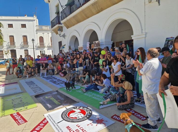 Una concentracin pide justicia en Azuaga por la muerte de 32 perros de caza abandonados