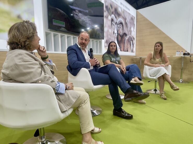 La Junta aboga por potenciar la presencia femenina en el sector de la caza