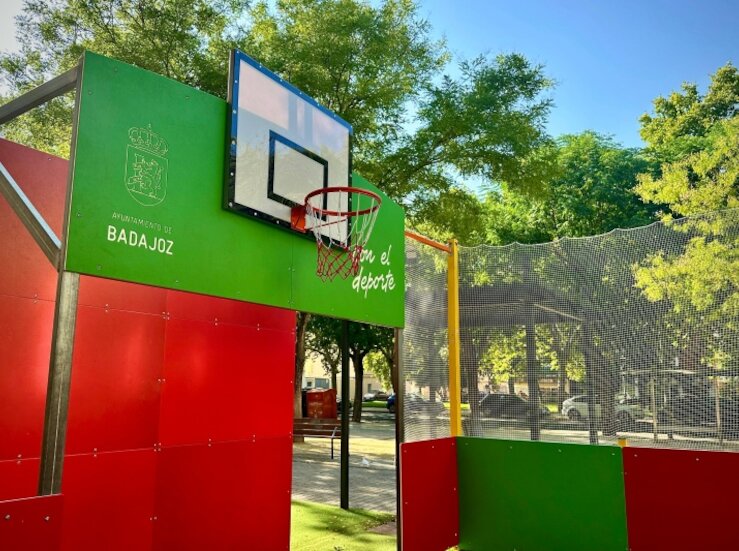 Adjudicados lotes para instalar renovar y mejorar ms de 20 juegos infantiles en Badajoz