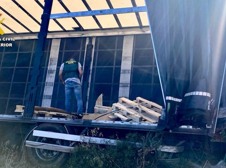 Tres detenidos por robar bobinas de cobre de un camin accidentado en Cceres