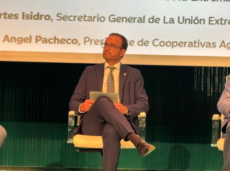 Junta urge a los jvenes a involucrarse profesionalmente en el futuro del campo extremeo