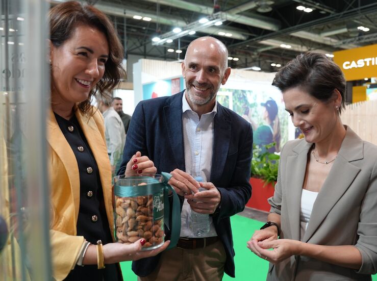 Raquel del Puerto visita Fruit Attraction y muestra su apoyo a fruticultores extremeos