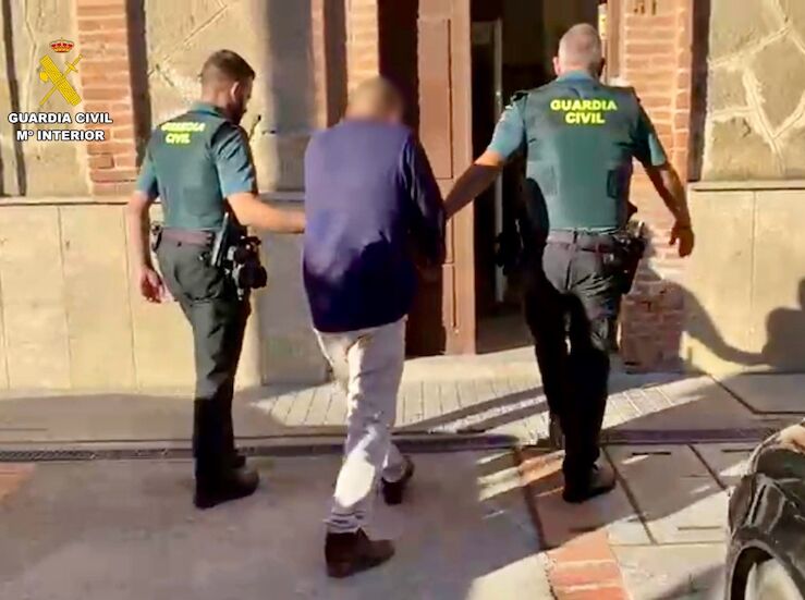 La Guardia Civil detiene en Navalmoral a un integrante de un grupo de cogoteros