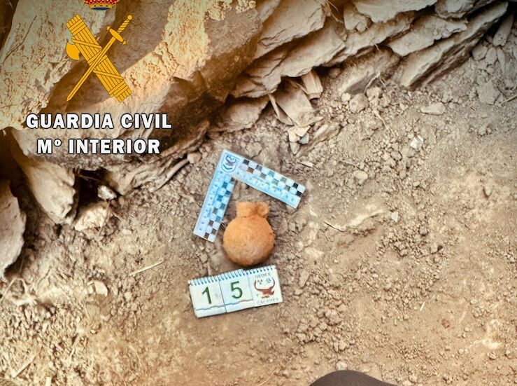 Guardia Civil desactiva una granada de mano hallada en una finca de Valencia del Mombuey