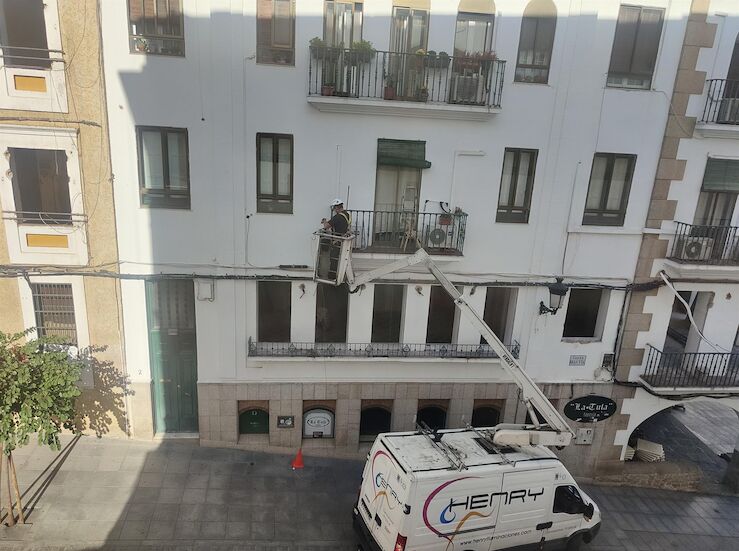 Comienza en Cceres el montaje de las luces de Navidad a cargo de la empresa Henry 