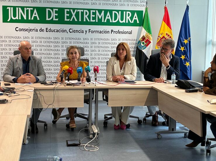 La Junta subir el salario anual de los docentes en 1120 euros a partir de enero de 2026