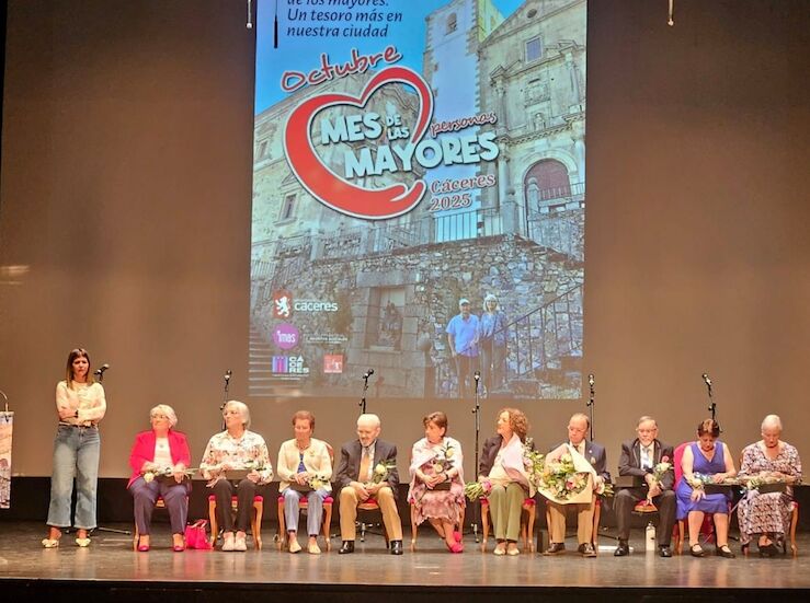 El Ayuntamiento de Cceres rinde homenaje a los mayores de la ciudad en el Gran Teatro