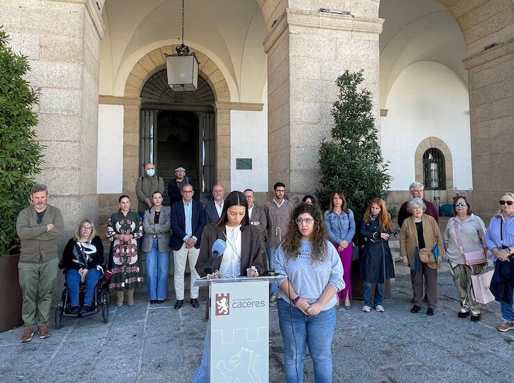 Ayuntamiento Cceres muestra su repulsa por asesinatos mujeres vctimas violencia machista