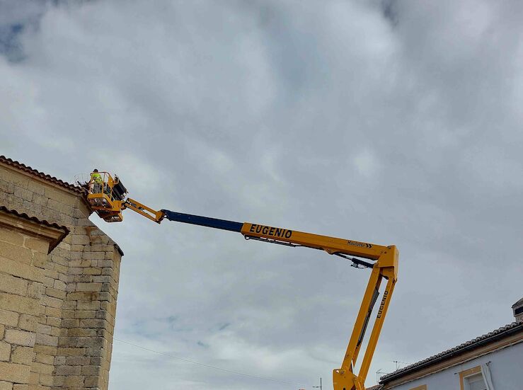 Nuevas plataformas para nidos de cigeas en edificios histricos de Malpartida de Cceres