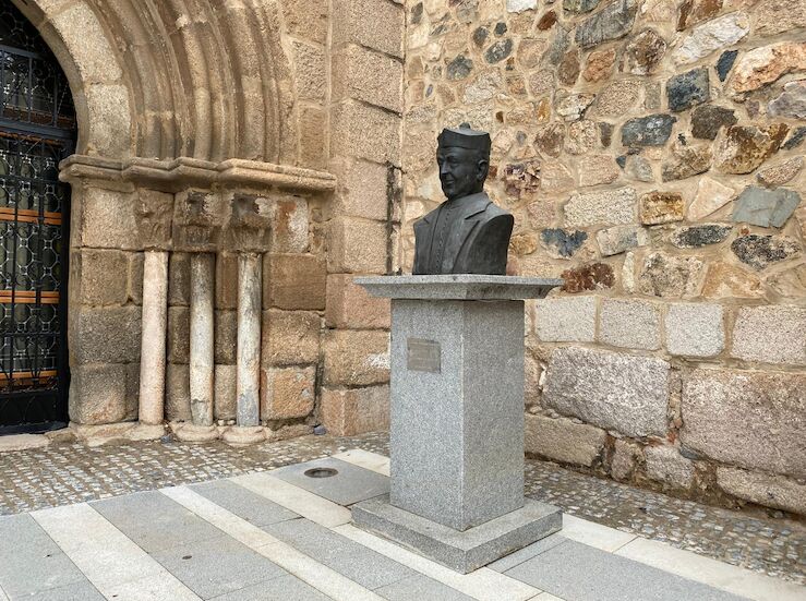 El busto de Don Csar ya luce en su nueva ubicacin en la Plaza de Santa Eulalia de Mrida