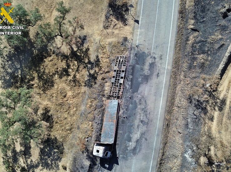 Las chispas de una rueda en llantas de un camin provocaron el incendio de Llerena 