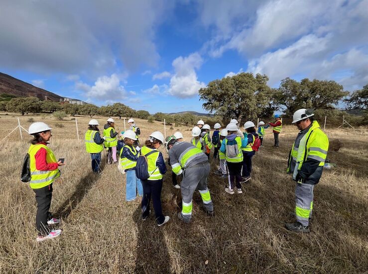 Escolares del CRA Extremadura plantan rboles en la cantera de Alconera