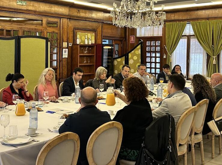 Junta mantiene con empresarios y profesionales tursticos una reunin sobre nuevas ayudas 