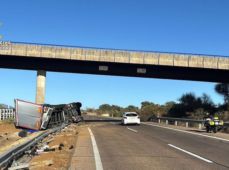 Cortada A5 a la altura de Villamesas en sentido Madrid para retirar camin siniestrado