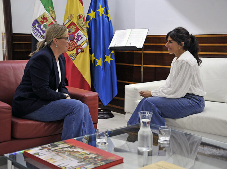 La presidenta de la Asamblea se rene con la fundadora de Mi Vuelo AS
