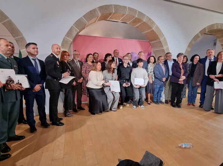 La Fundacin Mujeres el juez Rafael Estvez y Carmen Fraire reciben los Premios Meninas