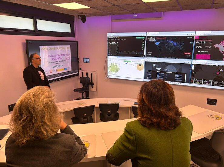 Vaquera destaca implicacin de docentes del IES de Plasencia referente en ciberseguridad